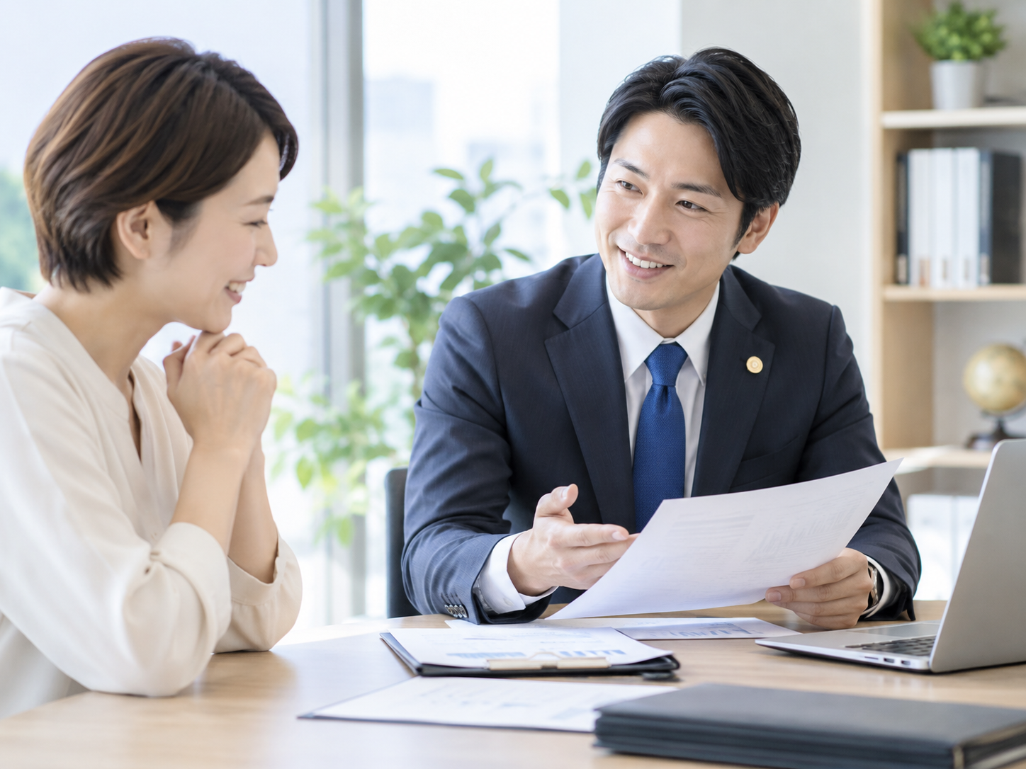 会社設立後の税務や社会保険の手続きについて専門家に相談する様子